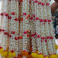 Guirlandes festives artisanales indiennes en fleurs artificielles de jasmin blanc, mogra et marguerite pour décorations de mariage, de scène et événements