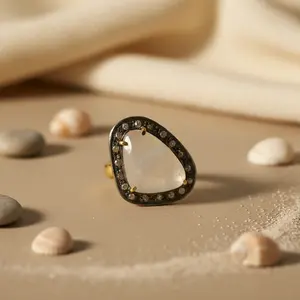 แหวนแฟชั่นโรแมนติกสำหรับผู้หญิง ชุบทองคำสีโรสโกลด์ ประดับเพชรและพลอย ดีไซน์ทันสมัย ตัวเรือนแบบกรงเล็บ ตกแต่งด้วยทองคำ - Product Image 1