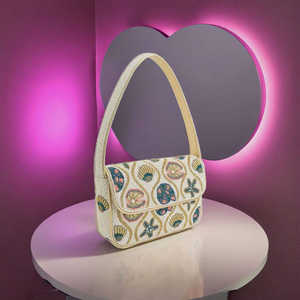 Magnifique sac à main bandoulière en perles de rocaille brodées avec sangle réglable et détails faits à la main pour un look unique - Product Image 1