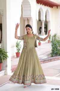 Robes Anarkali indiennes tendance en soie Vichitra avec des paillettes, des broderies en zari et en fil, prêtes à porter, avec travail de broderie Koti - Product Image 4