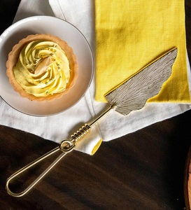 Couteau à beurre en laiton au design antique, finition dorée, couteau à fromage en forme de demi-feuille avec poignée en fil métallique pour la maison, couteau à usage quotidien - Product Image 4
