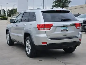Jeep Grand Cherokee Laredo SUV 2011 con Volante a la Izquierda, Asientos de Cuero y Techo Panorámico - Product Image 4