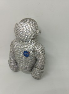 Traje de astronauta de 3 "de largo con cara de alienígena que tiene mecanismo de obturador colgante de esmalte personalizado Hip Hop traje de astronauta joyería - Product Image 3