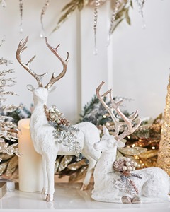 Elegantes estatuas de renos blancos con astas brillantes y decoración de pino Ideal para decorar mesas o estantes de Navidad - Product Image 1