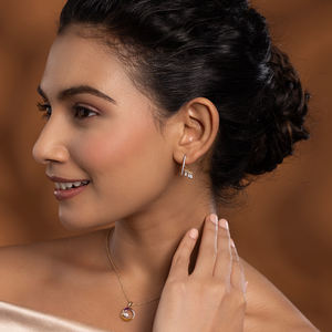 ต่างหูเพชรทรงห่วงเรียวบาง ดีไซน์หรูหรา ทอง 18K สำหรับผู้หญิง เหมาะเป็นของขวัญงานแต่งงาน งานหมั้น หรือวันครบรอบ  เครื่องประดับคุณภาพ - Product Image 3