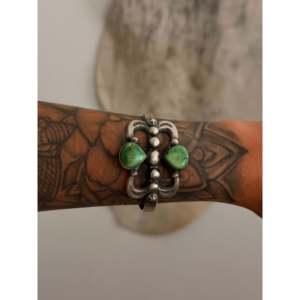 Brazalete de Plata de Ley y Turquesa de la Montaña Sonora de Chimney Butte, Accesorio de Moda - Product Image 2
