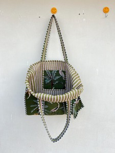 Bolsa de Mano Grande de Algodón Acolchado Hecha a Mano: Bolso de Hombro con Estampado de Bloques para Compras, Viajes, Yoga y Gimnasio, Bolsas de Regalo de Invierno - Product Image 5