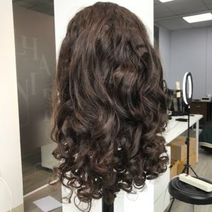 Perruque bouclée partie latérale brune 22in cheveux vierges vietnamiens | Cuticule de trame de génie de dentelle transparente alignée | Cheveux crus vietnamiens LINU - Product Image 3