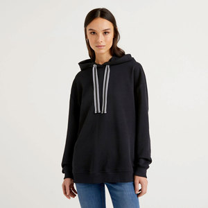 Última temporada de invierno Sudadera con capucha ajustada para mujer Ropa informal cómoda duradera con logotipo frontal Técnicas impresas hechas en Pakistán - Product Image 1