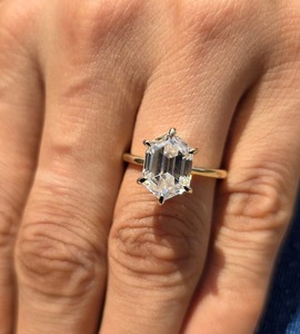 Anillo de compromiso de solitario de moissanita hexagonal regalo para ella anillo de boda anillo de promesa regalo de joyería personalizado para ella - Product Image 1