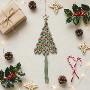Macramé de Árbol de Navidad Verde para Colgar en la Pared con Detalles de Cuentas Rojas para Decoración Festiva del Hogar, Exhibición Navideña o Acento Festivo de Temporada - Product Image 1
