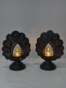 Le porte-lampe à thé en métal noir minimaliste ajoute une lueur chaude à la décoration contemporaine du salon ou du bureau - Product Image 4