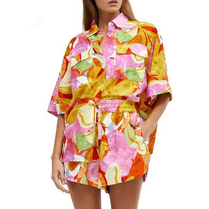 Pantalones cortos de camisa con botones sueltos con estampado gráfico de gran tamaño de verano para mujer, estampado Digital por encima de la rodilla para mayor comodidad y estilo - Product Image 1