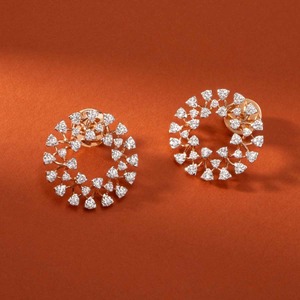 Boucles d'oreilles clous tendance en forme de cluster circulaire de diamants, finition plaquée or, idéales pour les femmes - Product Image 3