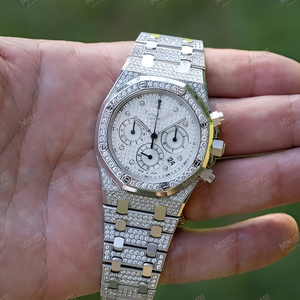 นาฬิกาโครโนกราฟที่หุ้มด้วยเพชรหรูหราพร้อมรายละเอียดที่ประณีตบนสายและตัวเรือน - Product Image 2