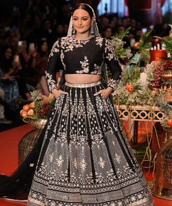 ชุดเครื่องแต่งกายสำหรับงานเลี้ยงชาติพันธุ์ lehenga choli จากนักออกแบบของ Chinon - Product Image 6
