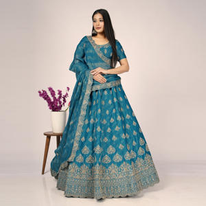 Lehenga Choli de Lujo Bordado con Tejido de Motivos Detallados, Acabado de Borde Ornamentado y Dupatta Suave y Fluido para Uso Festivo - Product Image 5