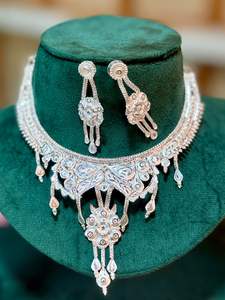 Conjunto de Collar Gargantilla con Diseño de Hoja Chapada en Oro con Aretes y Anillo a Juego |   Modelo de Imitación Tradicional India al por Mayor 23127 - Product Image 4