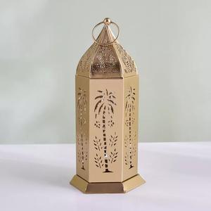 Lanterne élégante en métal doré avec motif palmier, forme haute, poignée robuste, lumière de bougie chaleureuse pour la décoration de maison de luxe - Product Image 2
