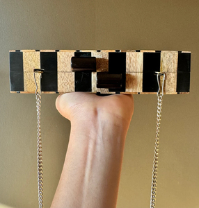 Bolso de Mano Artesanal de Resina y Madera, Elegante Cartera para Mujer con Corte Láser y Pintado a Mano, con Cierre Magnético - Product Image 4