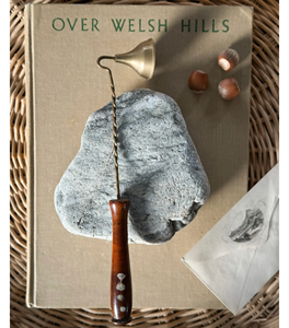 Le plus récent éteignoir de bougie décoratif en métal à long manche pour éteindre en toute sécurité la flamme de la bougie de Noël - Product Image 3