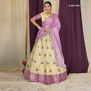 ชุดเลเฮนกาโชลีผ้าไหมเนื้อพรีเมียม พร้อมงานปักลายดอกไม้ประณีต ผ้าคลุมไหล่แบบพันต่างสี และลุคสง่างามสำหรับงานเทศกาล - Product Image 3