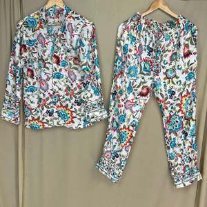 Conjunto de Pijama de Mezcla de Seda Tejida con Estampado Floral Blanco, Camisones Suaves y Sedosos para el Hogar, Cierre con Cordón Transpirable para la Noche de Invierno - Product Image 3