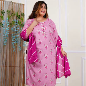 Ensemble Kurta en rayonne imprimé floral rose grande taille avec détail de bouton Potli, col rond et manches 3/4, style longueur mollet - Product Image 1
