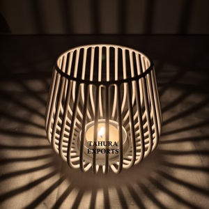 Bougeoir de style cage compact à la demande avec cadre court et look raffiné pour une lumière d'accent douce dans une petite pièce tranquille - Product Image 2