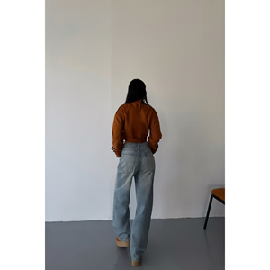 Chaqueta Corta de Gamuza para Mujer, Color Bronceado, con 3 Mangas y Detalle de Cinturón - Product Image 1