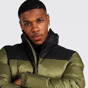 Vente en gros Veste d'hiver matelassée pour hommes avec logo personnalisé Vêtements d'extérieur de couleur unie, chauds et épais, à capuche et à l'avant de style formel - Product Image 3