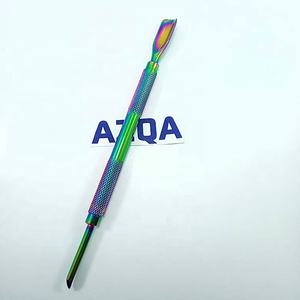 Pousse-cuticules professionnel en acier inoxydable à double extrémité pour le soin des ongles, la manucure et la pédicure, couleur multi-couches - Product Image 1