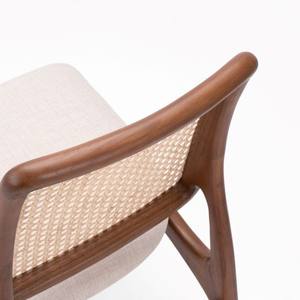 Chaise de salle à manger Victoria simple, fabriquée avec un cadre en teck massif de qualité et un tissage en rotin avec finition noyer pour une utilisation en intérieur. - Product Image 6