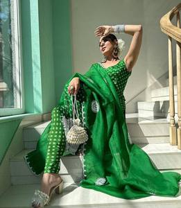 Vêtements de fête à la mode Top georgette lourd miroir scintillant est livré avec Dupatta idéal pour les événements festifs et les occasions spéciales - Product Image 5