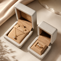 Boîte à bijoux en cuir PU beige clair de luxe personnalisée avec intérieur en daim camel pour l'emballage de colliers, de boucles d'oreilles et de bagues