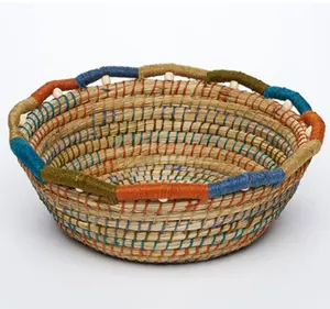 Colorful Eye catching Modern design Natural seagrass serving tray Storage tray for fruit or ornament container