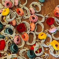 Gelang Desain Tradisional Vintage dengan Pola Motif Bunga Besar dan Hiasan Mutiara yang Indah, Cocok untuk Hadiah Haldi Mehndi