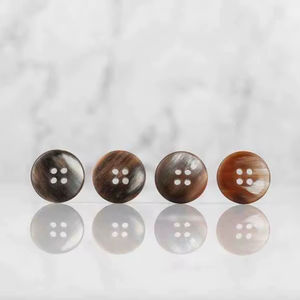 Botón Natural de Cuerno de Búfalo al por Mayor, Acabado en Blanco para Accesorios de Ropa, Alta Calidad - Product Image 1