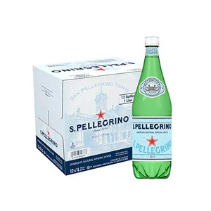 Cam şişede San Pellegrino suyu