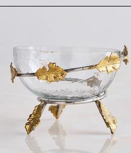 Tazón de Vidrio Transparente Hecho a Mano con Detalles de Hojas de Roble Doradas, Base de Metal de Alta Gama, Ecológico, Tamaño Personalizable, Moderno para Mesa - Product Image 1