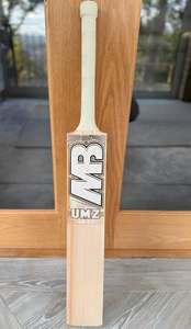 Batte de cricket en saule anglais MB Malik UMZ AB 57 Abdullah Shafiq Edition avec housse de protection, couverture anti-bulles, grip supplémentaire et feuille anti-rayures - Product Image 2