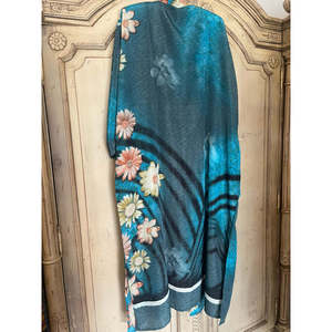 Chaqueta de Satén Tropicana Daisy, Suave, Talla Única, con Estampado de Margaritas Delicadas - Product Image 3