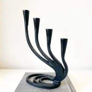 Candelabros de metal pintados de blanco perfectos para decoración de despedida de soltera o baby shower con configuración de velas florales - Product Image 3