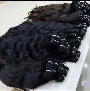 Vente en gros de lots de cheveux humains vierges 100% ondulés naturels Tissage de cheveux Remy indiens Cheveux de jeune femme indienne Cuticule humaine Cheveux alignés - Product Image 3