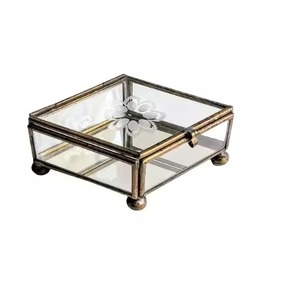 Boîte à bijoux élégante et écologique en métal avec cadre en métal personnalisable, en verre et en métal, au design unique pour les accessoires de beauté personnels - Product Image 3