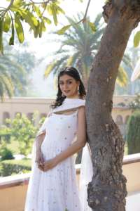 Vestido de Novia Largo de Georgette de Seda Elegante para Mujer, Diseño de Diseñador, Semi-Cosido, con Bordado Digital y Encaje, Estilo Indio - Product Image 5