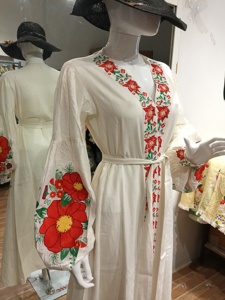 Robe maxi pour femme populaire, sans manches, col en V, de qualité supérieure, avec motif brodé, couleurs rouges, pour les vacances 2025, style ethnique - Product Image 4