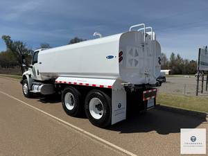 Camion-citerne à eau International MV607 2020 abordable de 15 175 litres - Cummins - Automatique - Réservoir propre - 5 buses de pulvérisation - Product Image 3