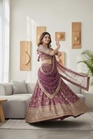 Vente flash : Lehenga Choli de mariée traditionnel avec de riches sequins et broderies pour les jours de mariage et les réceptions, disponible à la vente