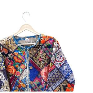 Chaqueta Bohemia Banjara de Otoño Invierno, Mezclilla Hecha a Mano, Diseño Floral Vintage Único, Arte Rajastaní, Acolchada, 100% Algodón - Product Image 3